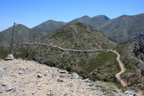 Kreta-2009-7631-E4-skiltet-viser-vej-ned-ad-skraaningen.JPG